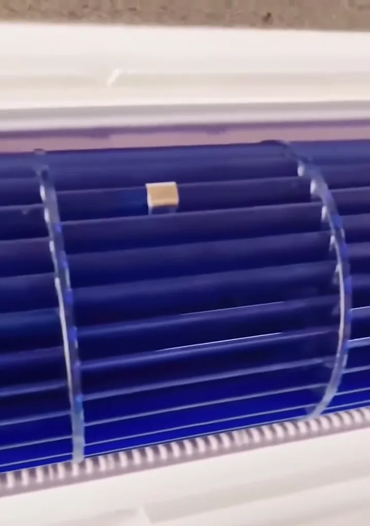 Turbina de ar-condicionado limpa, azul e sem sujeira, depois da higienização