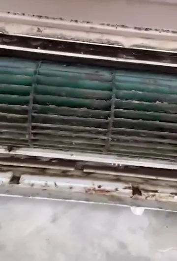 Turbina verde e bandeja de ar-condicionado com sujeira preta e resíduos antes da higienização