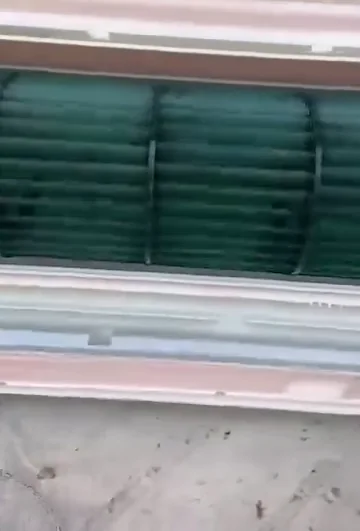 Turbina verde e bandeja de ar-condicionado limpas depois da higienização