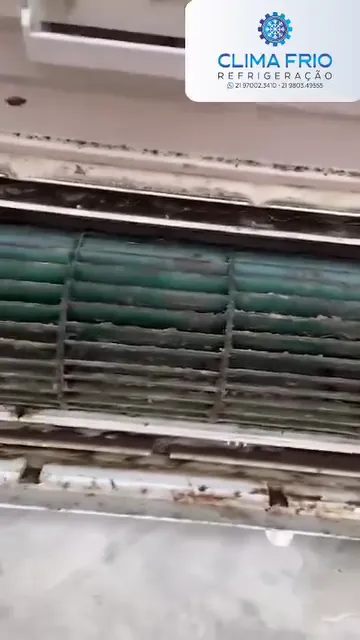 Evaporadora com turbina verde suja sendo higienizada