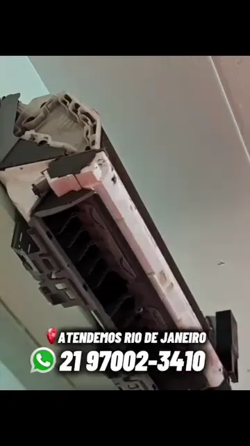 Evaporadora sendo aberta para manutenção, com o telefone da Clima Frio na tela