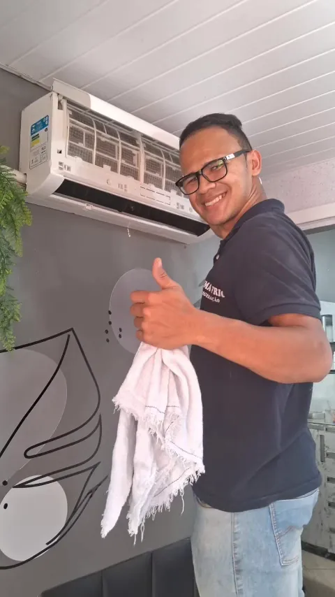 Técnico da Clima Frio mostrando o filtro sujo e a tubulação de um ar-condicionado
